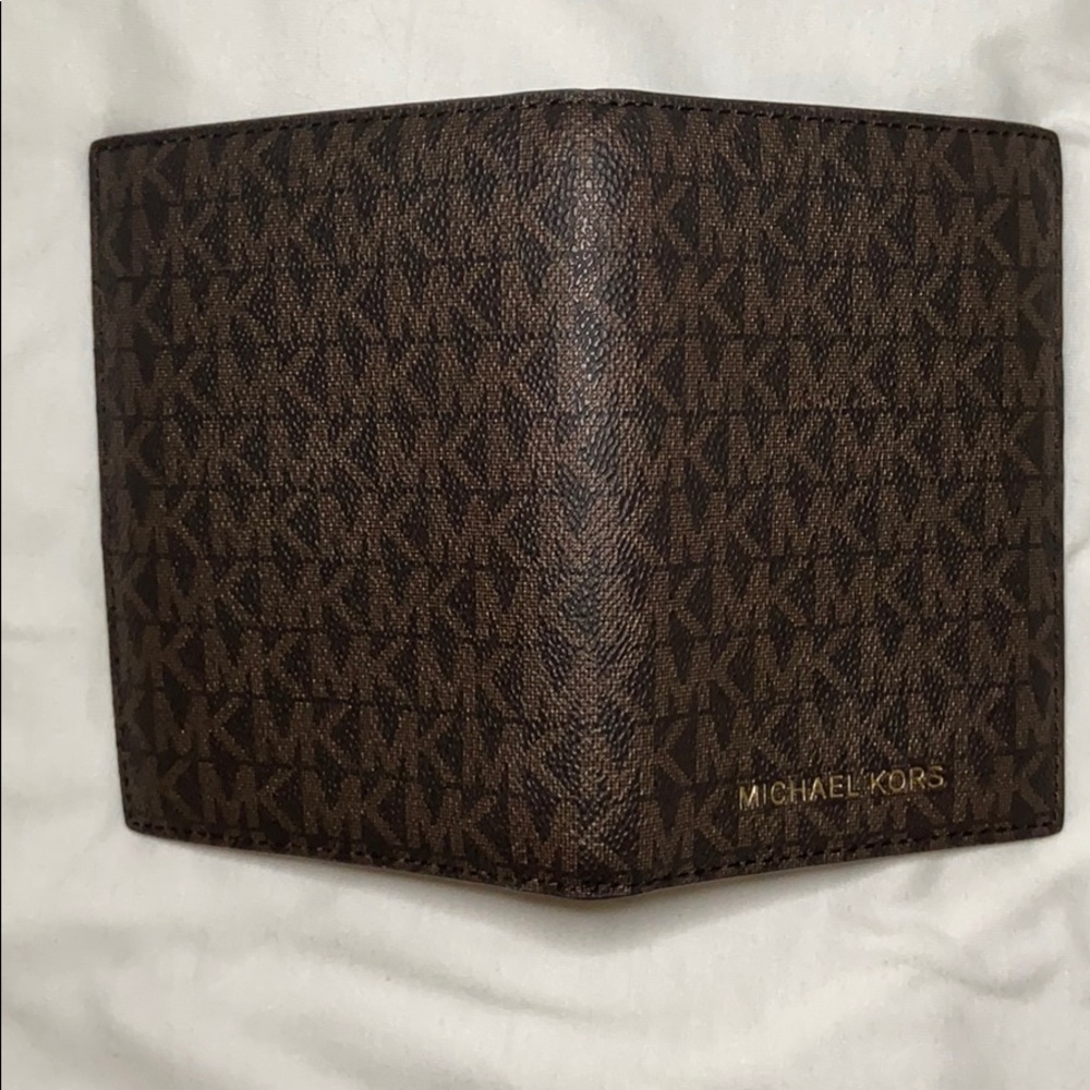 Michael Kors JetSet Passport Wallet | Brown